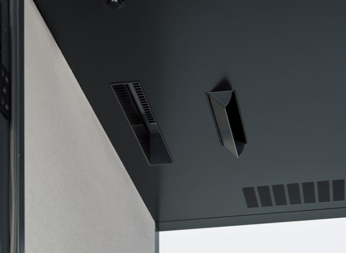 ブース内の吸気口（左）と送風口（右）