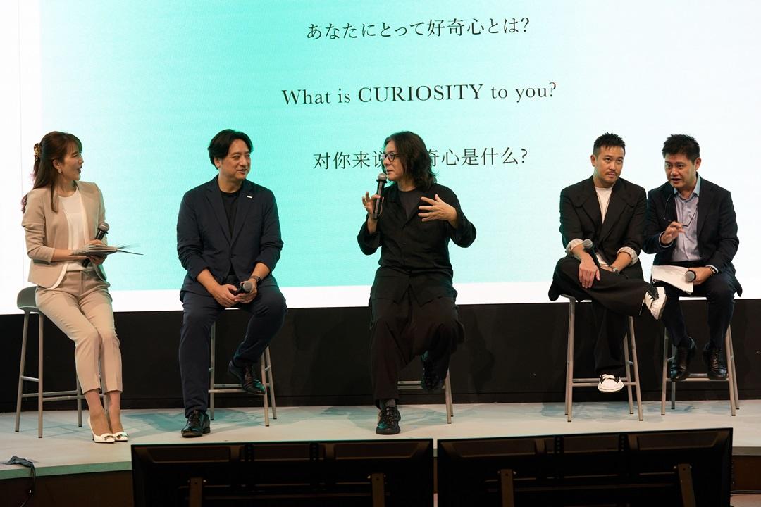 監督を務めた岩井俊⼆監督とデレク監督が登壇