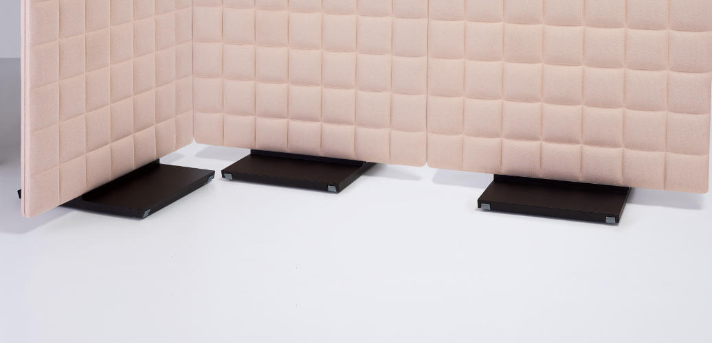 フレキシブルにレイアウトが可能なキャスター付ベース脚