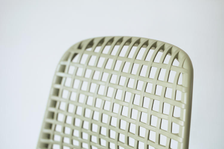 エラストマー素材の背もたれ