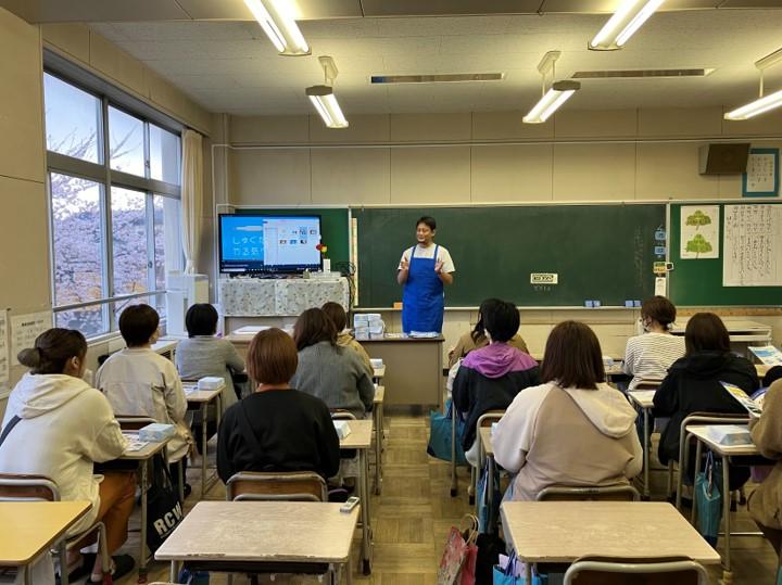 保護者学年懇親会にて『しゅくだいやる気ペン』を説明している様子