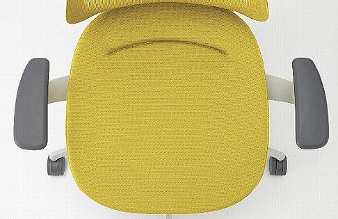 体圧分散を適正にする「3D ポスチャーサポートシート」 これまでの製品よりも深いingのポスチャーサポートは、体圧分布を適正にするとともに、前傾時の体のすべり落ちを防ぎます。