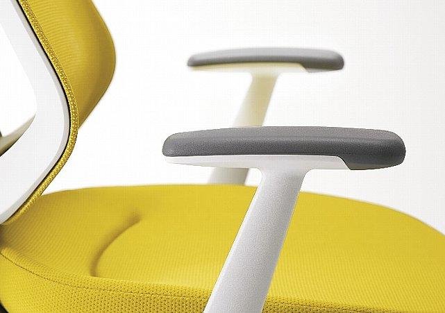 体を安心してゆらせる「グリップアーム」 肘は完全固定タイプ。パッド前側はクッション材で覆われた構造のため、グリップしながら安心して体をゆらすことができます。全機種に標準装備です。