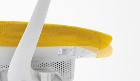 座面奥行きの調整が不要の「フロントフリーチルト」 後傾時に太腿の裏側を圧迫しないよう、座面前部が折れ曲がります。背の小さな方でも、圧迫が少ないため、座面奥行きの調整が必要ありません。