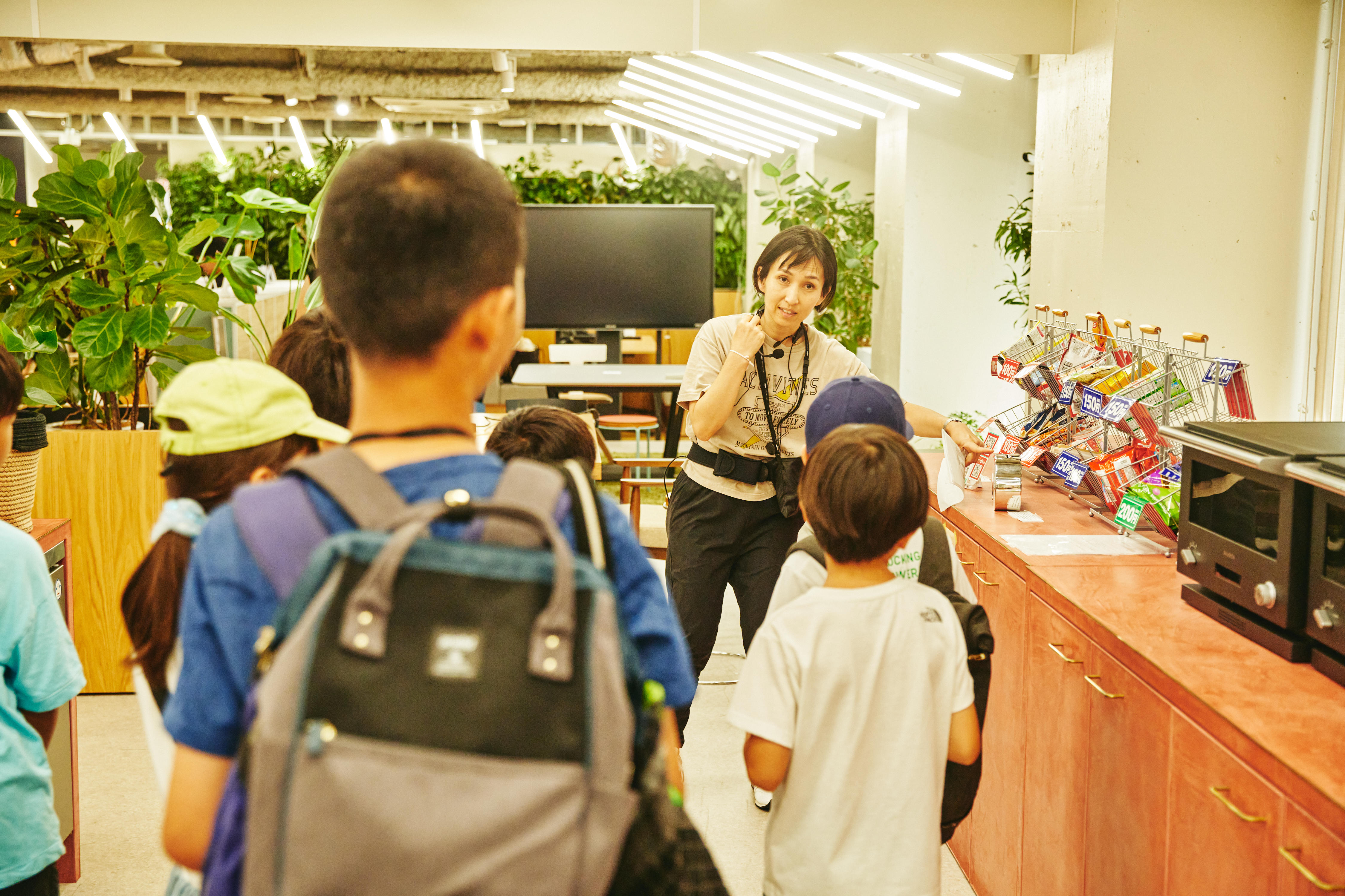 <center class="_12">   子どもたちにもオフィスを紹介 </center>