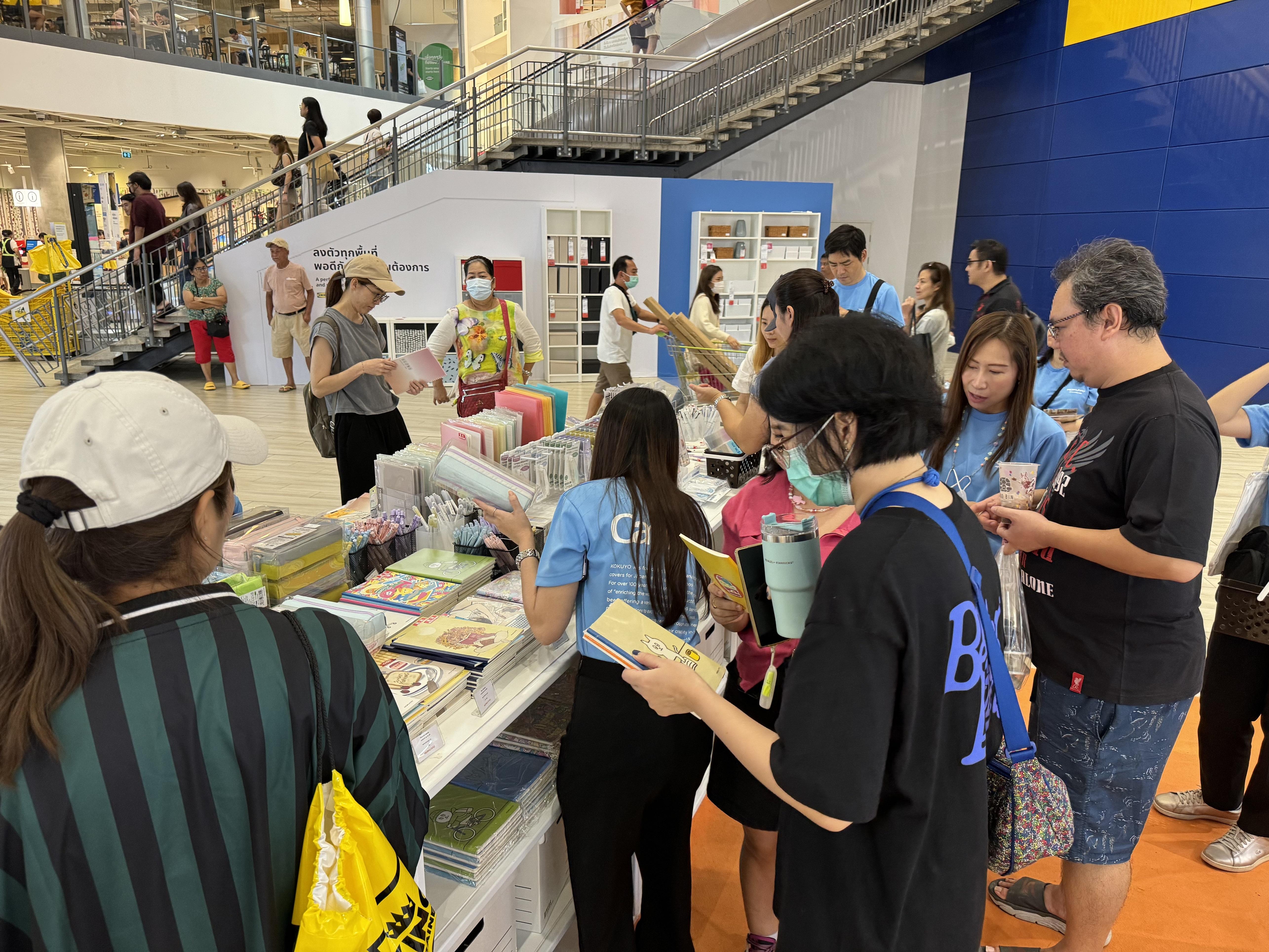  文具の説明を受けながら手に取るお客様