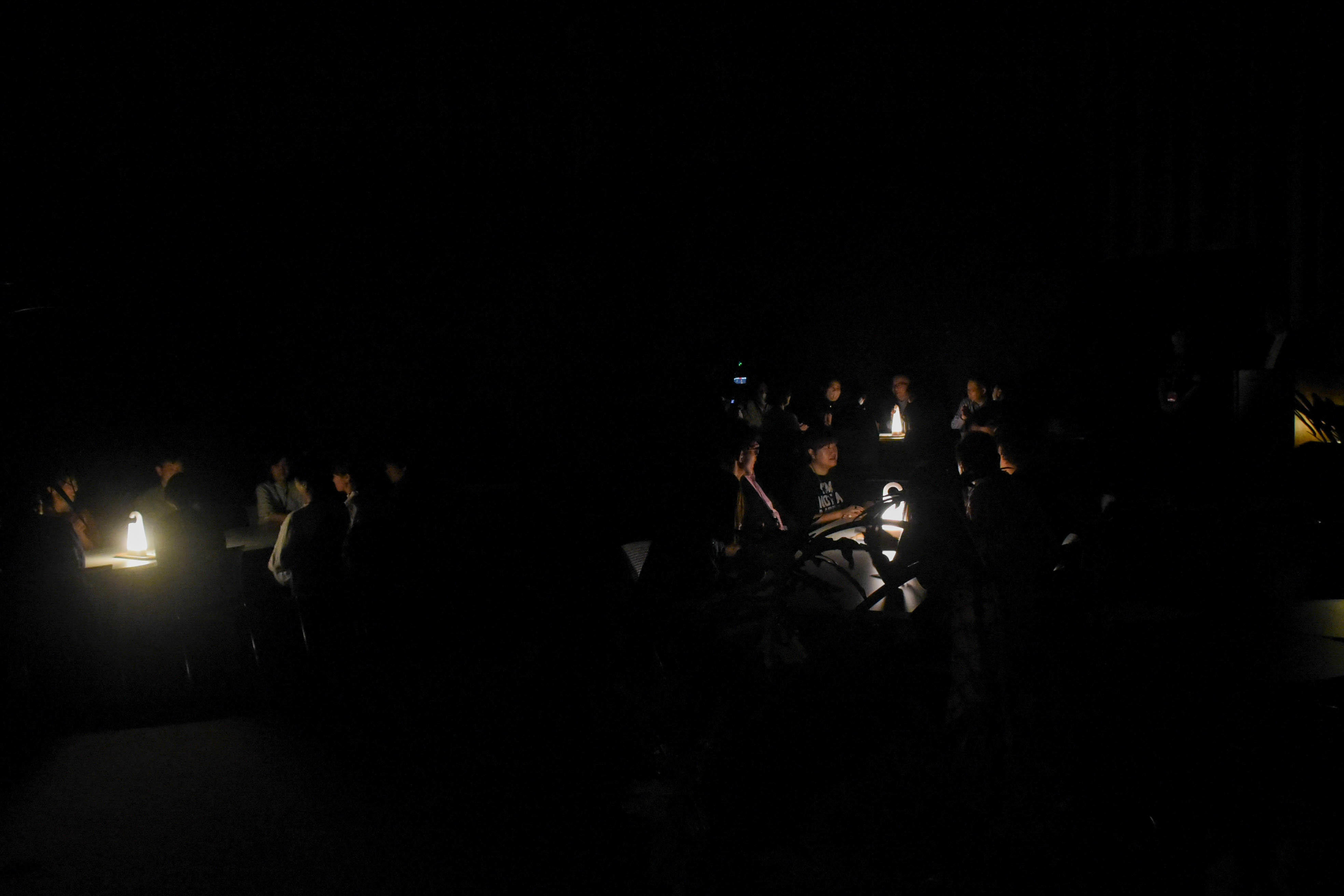 暗闇の中、粘土を使用した文房具開発に挑戦