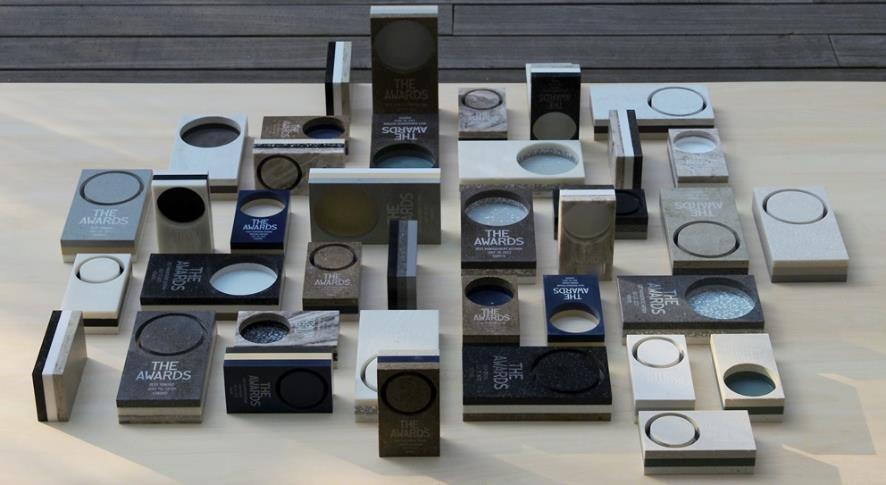 受賞者に手渡されたトロフィー