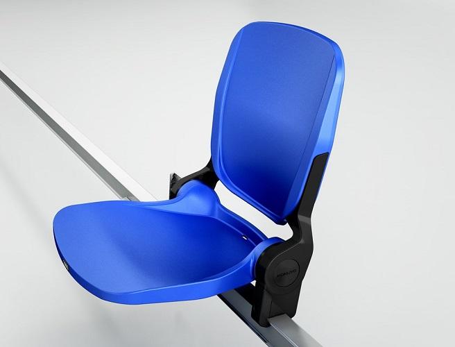 スタジアムチェアー「Centura」（標準品）の座面「開」の使用イメージ