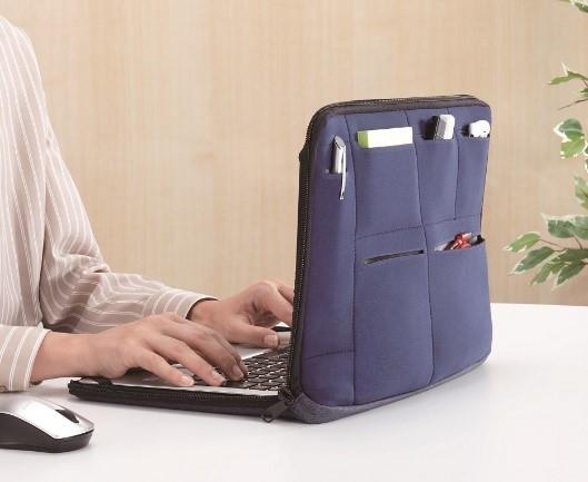 カバーを付けたまま作業することができます