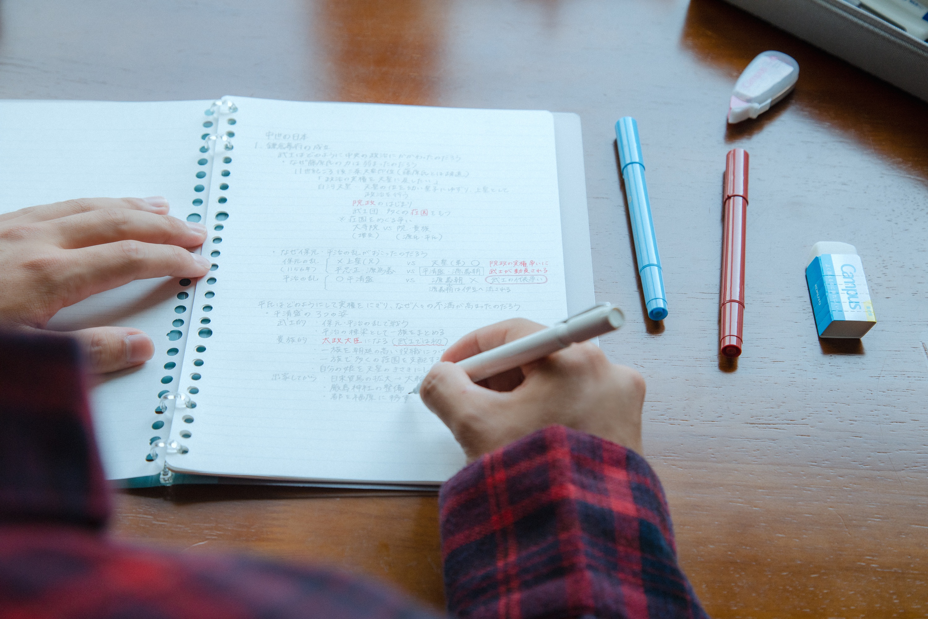 キャンパス ノートのように使えるバインダーをテーブルの上において勉強している