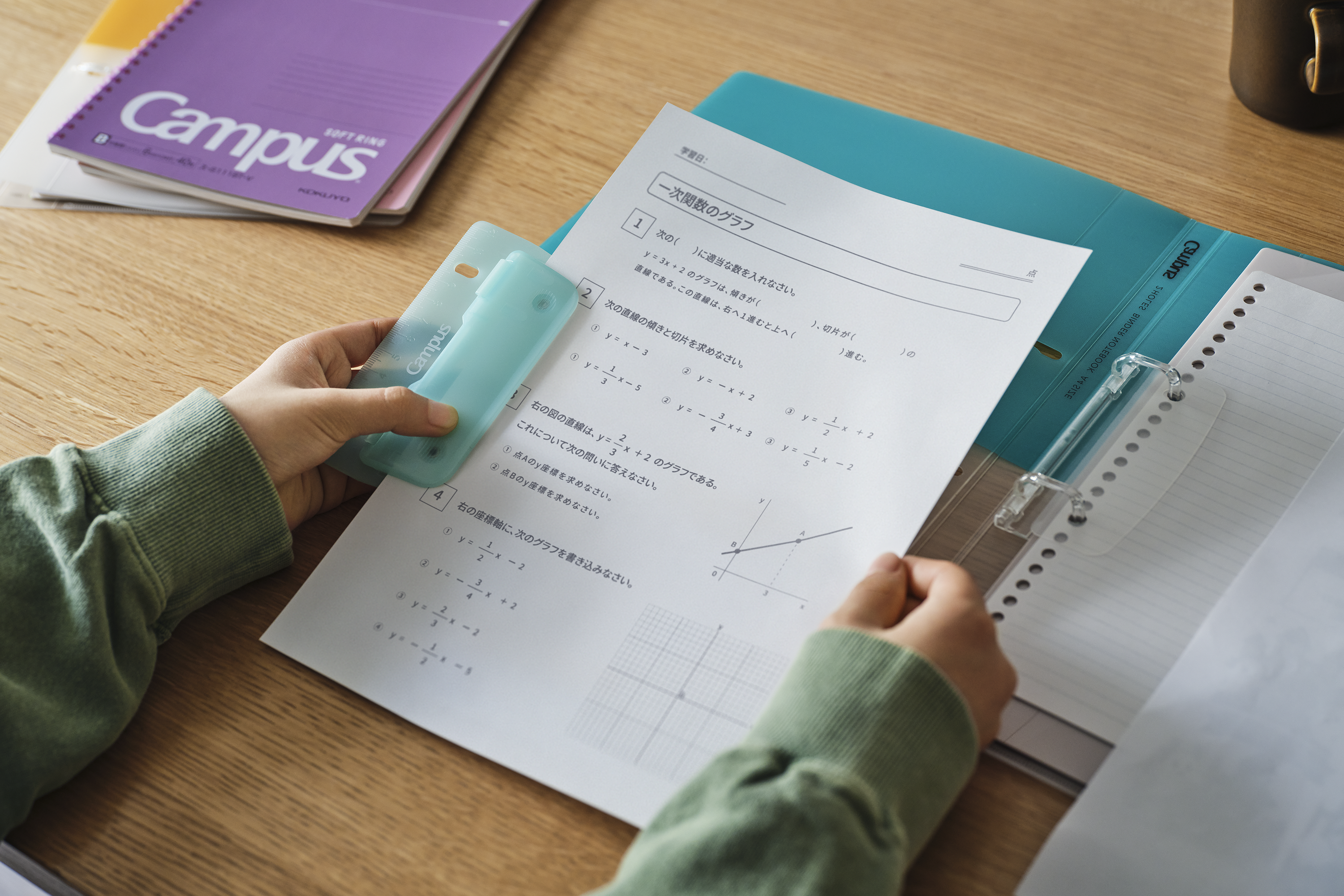 キャンパス 2穴バインダーと一緒に持ち運べるパンチKV