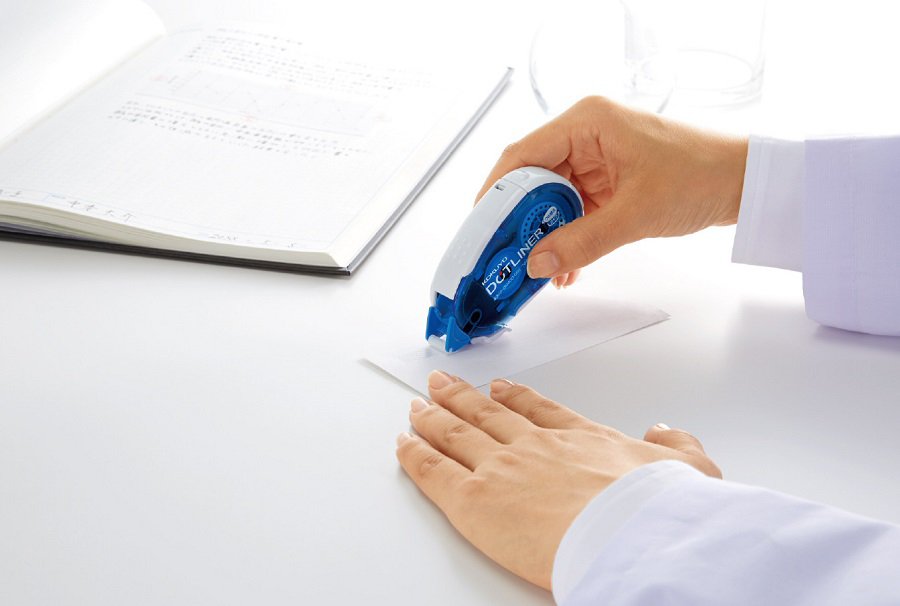 ドットライナー 手を汚さずに貼れる様子