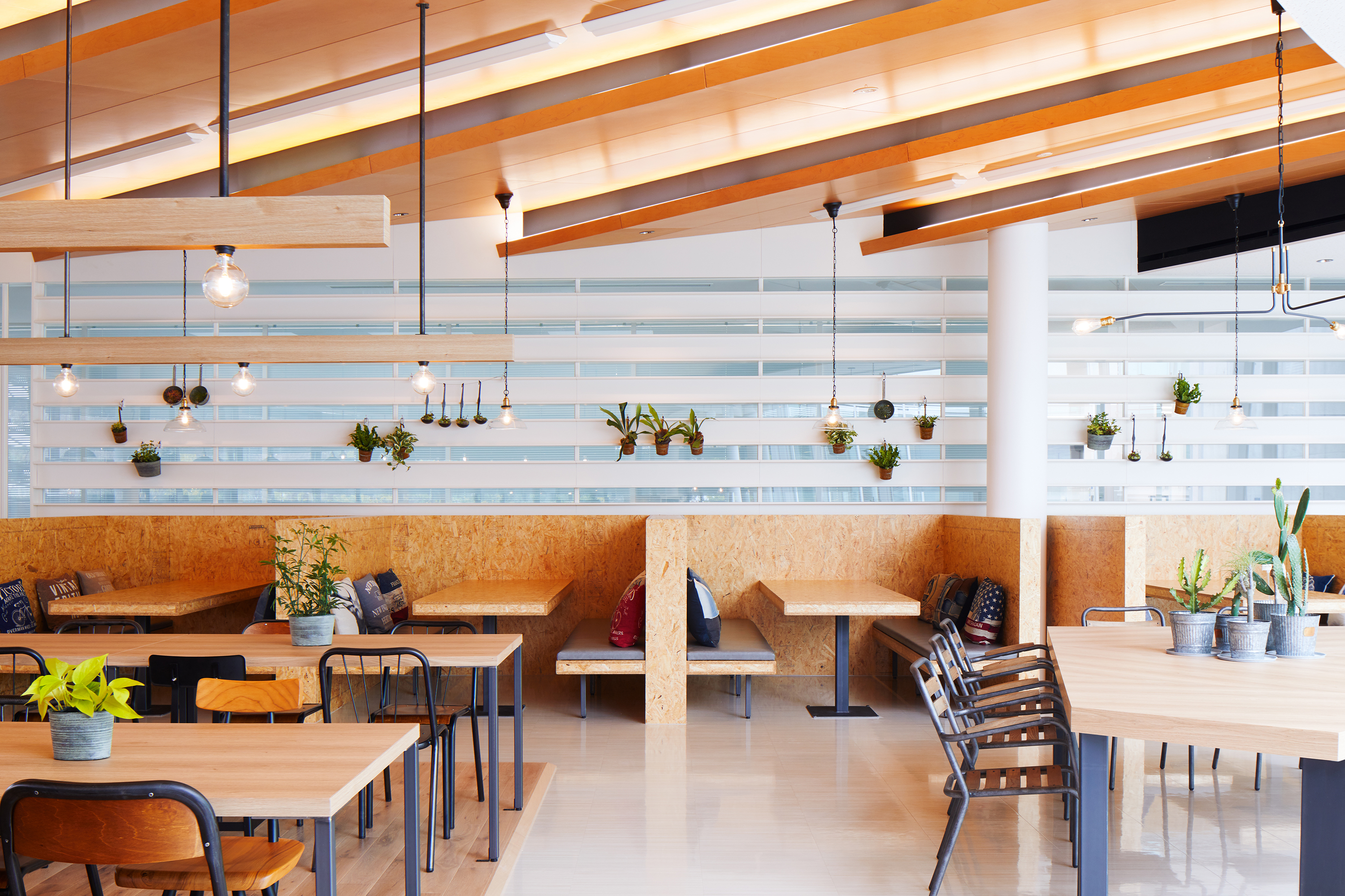 NISSIN FOODS GROUP the WAVE Cafeteria オフィス画像02