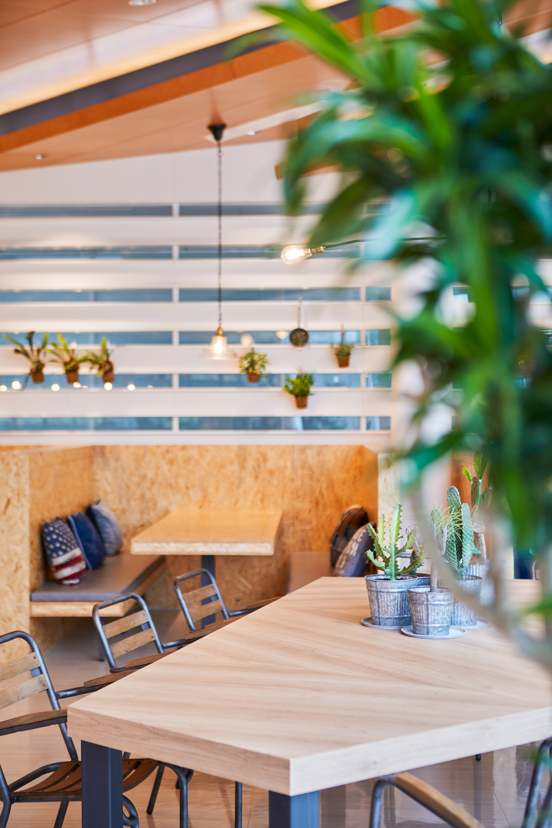 NISSIN FOODS GROUP the WAVE Cafeteria オフィス画像03-1