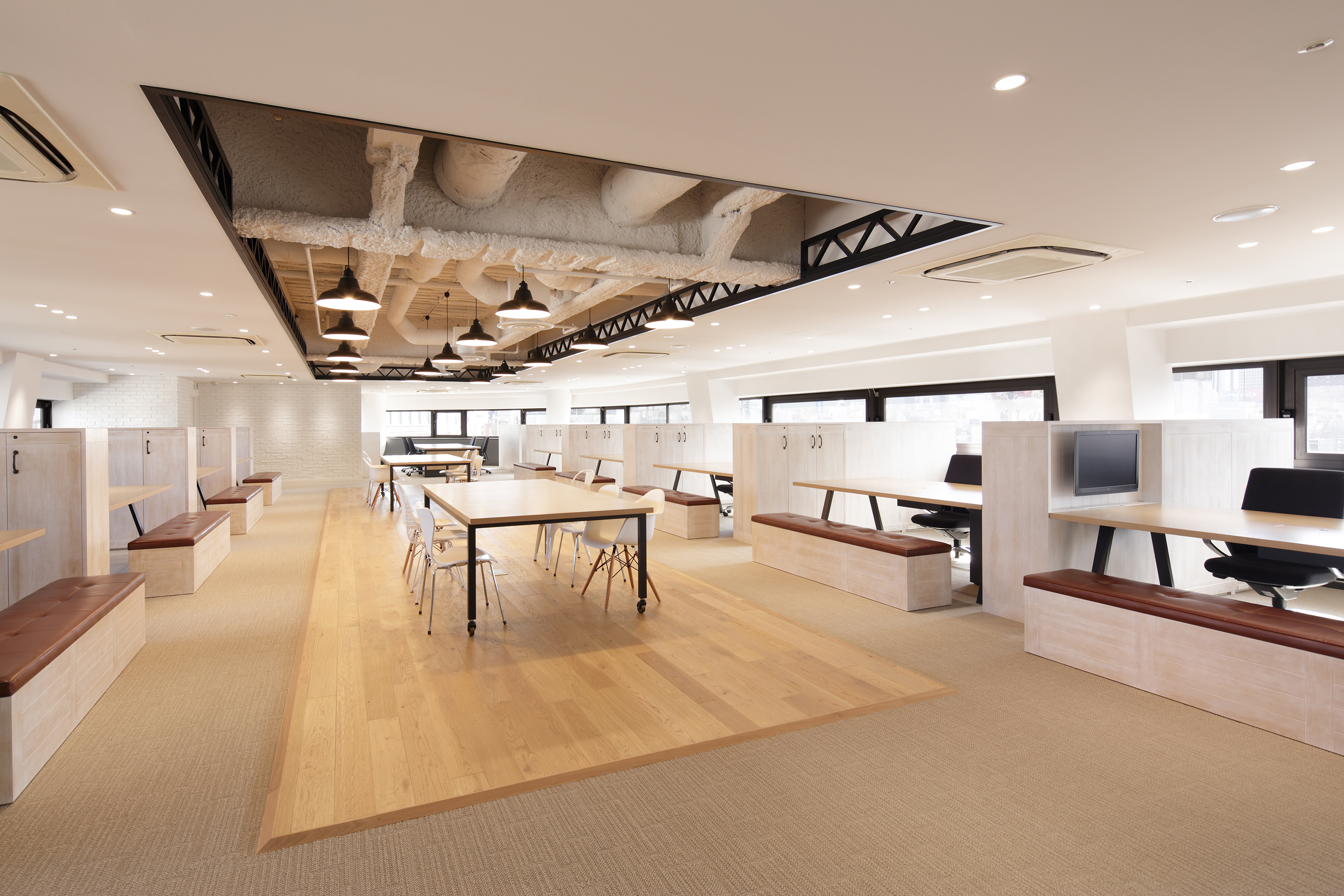 NISSIN FOODS HOLDINGS Executive Floor KV画像