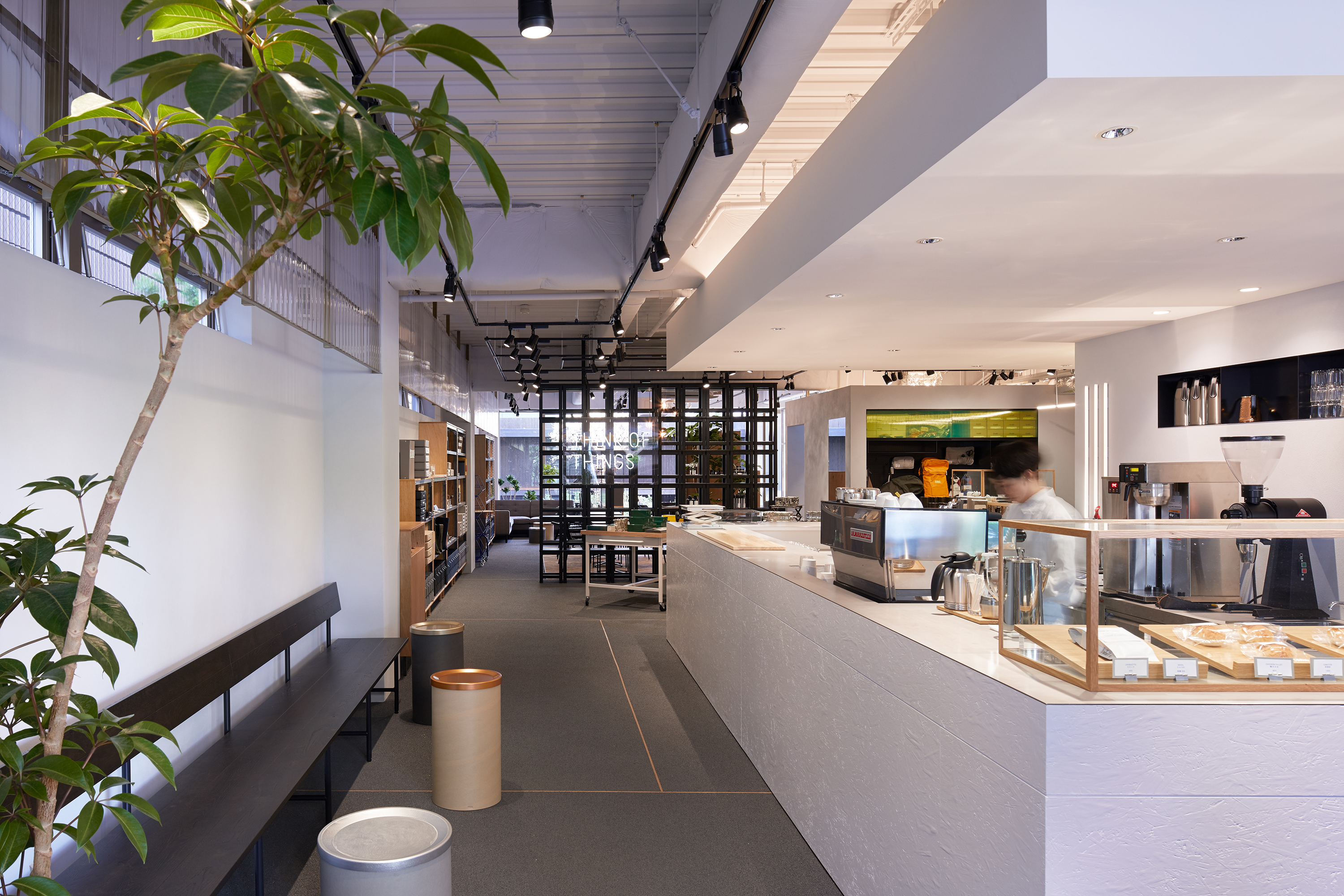 THINK OF THINGS オフィス画像04