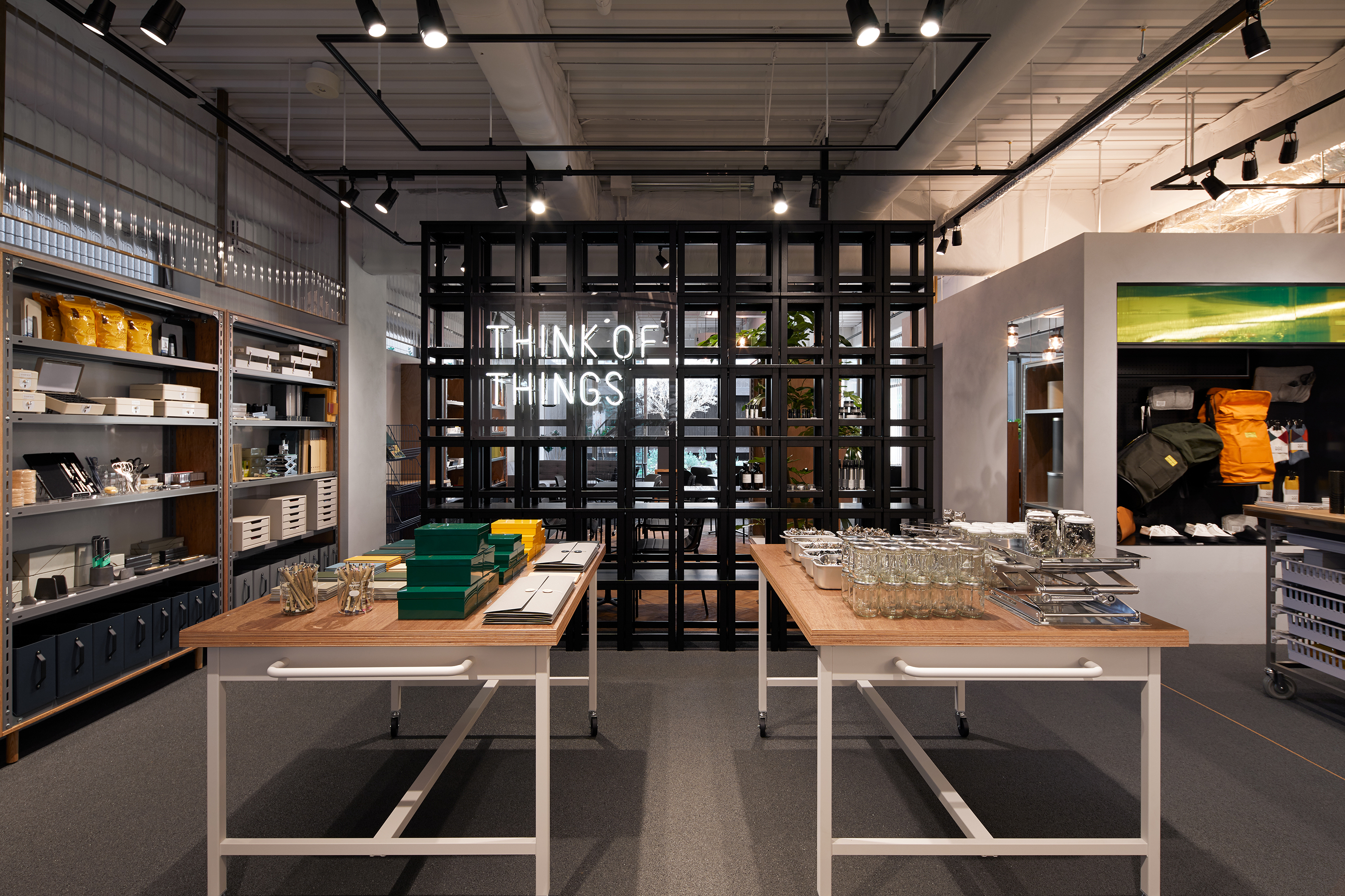 THINK OF THINGS オフィス画像05