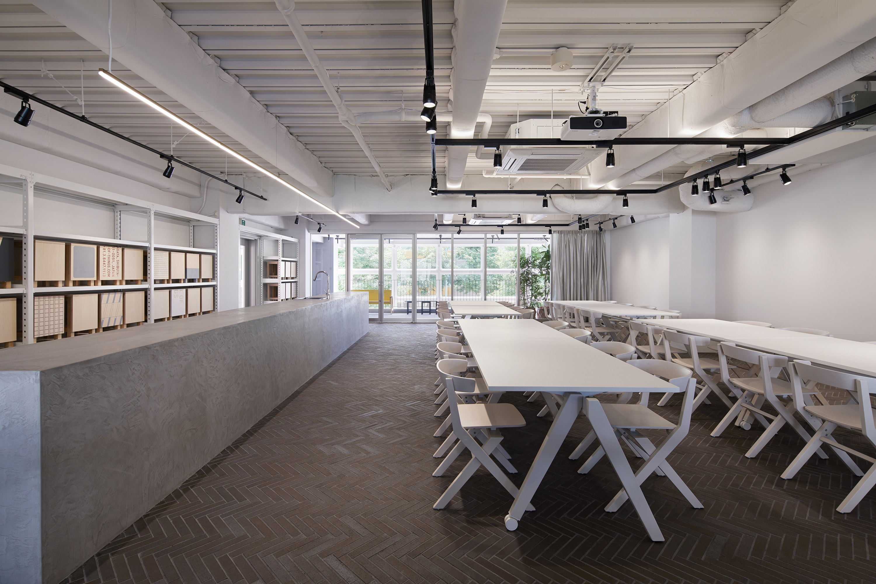 THINK OF THINGS オフィス画像14