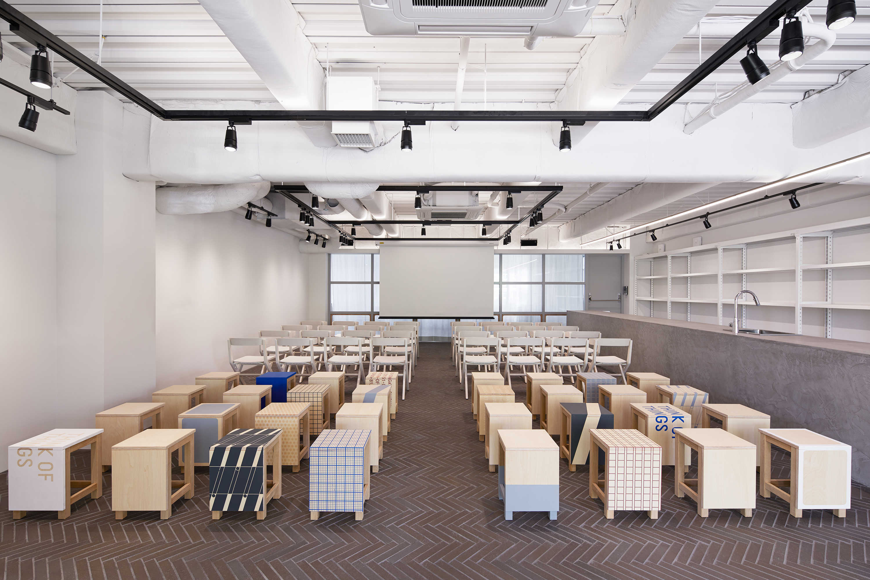 THINK OF THINGS オフィス画像15