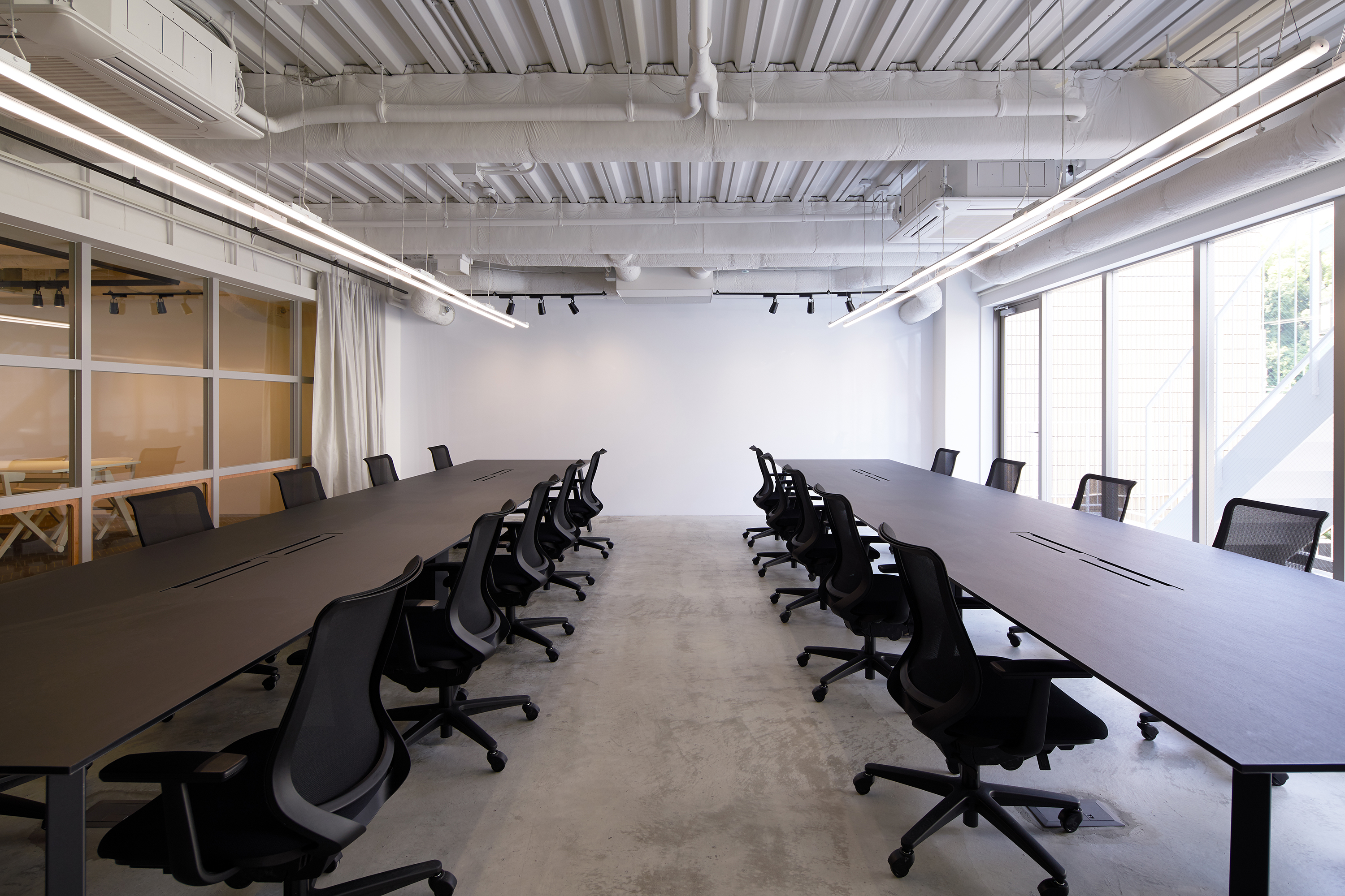 THINK OF THINGS オフィス画像17