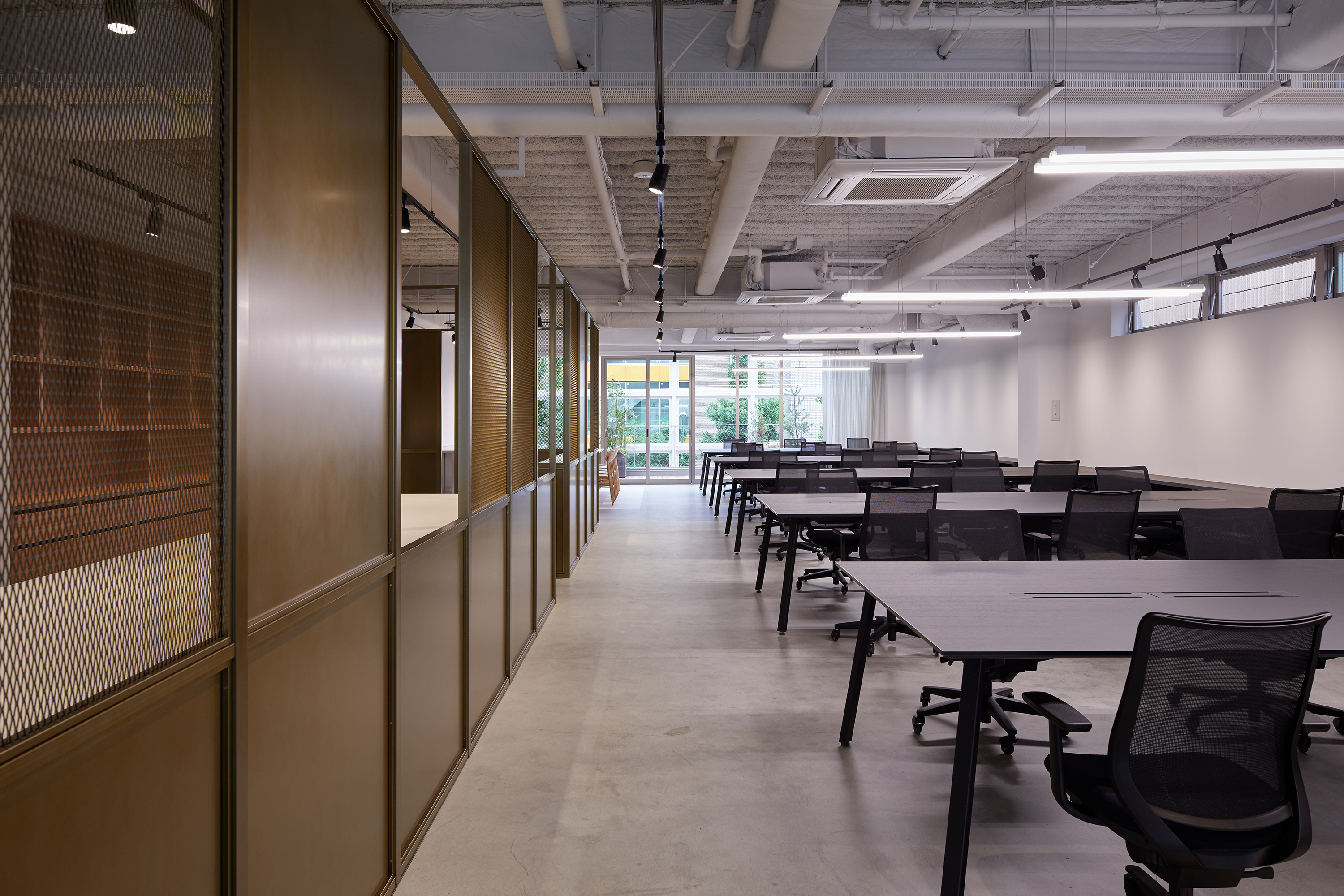 THINK OF THINGS オフィス画像19