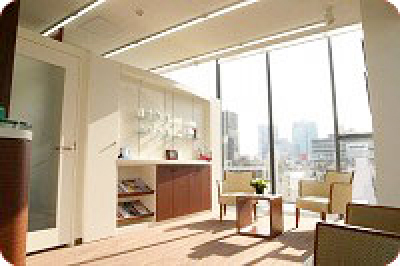 くつろげる時間を提供する落ち着いた雰囲気のクリニック内の様子