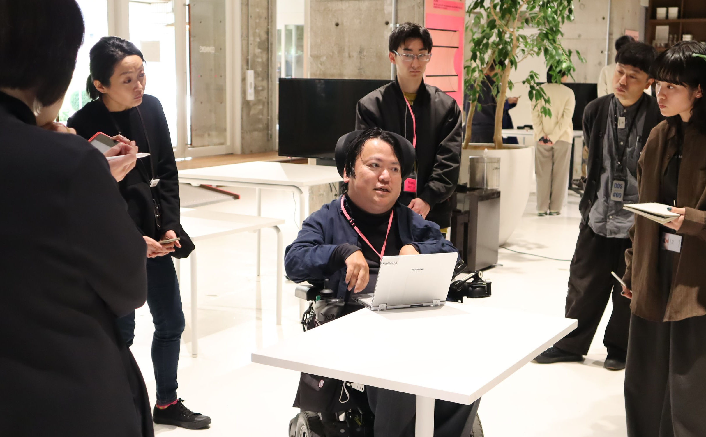 実践型ワークショップでTHE CAMPUS を巡り、オフィスの改善点を探る東京大学先端科学技術研究センターの熊谷晋一郎教授