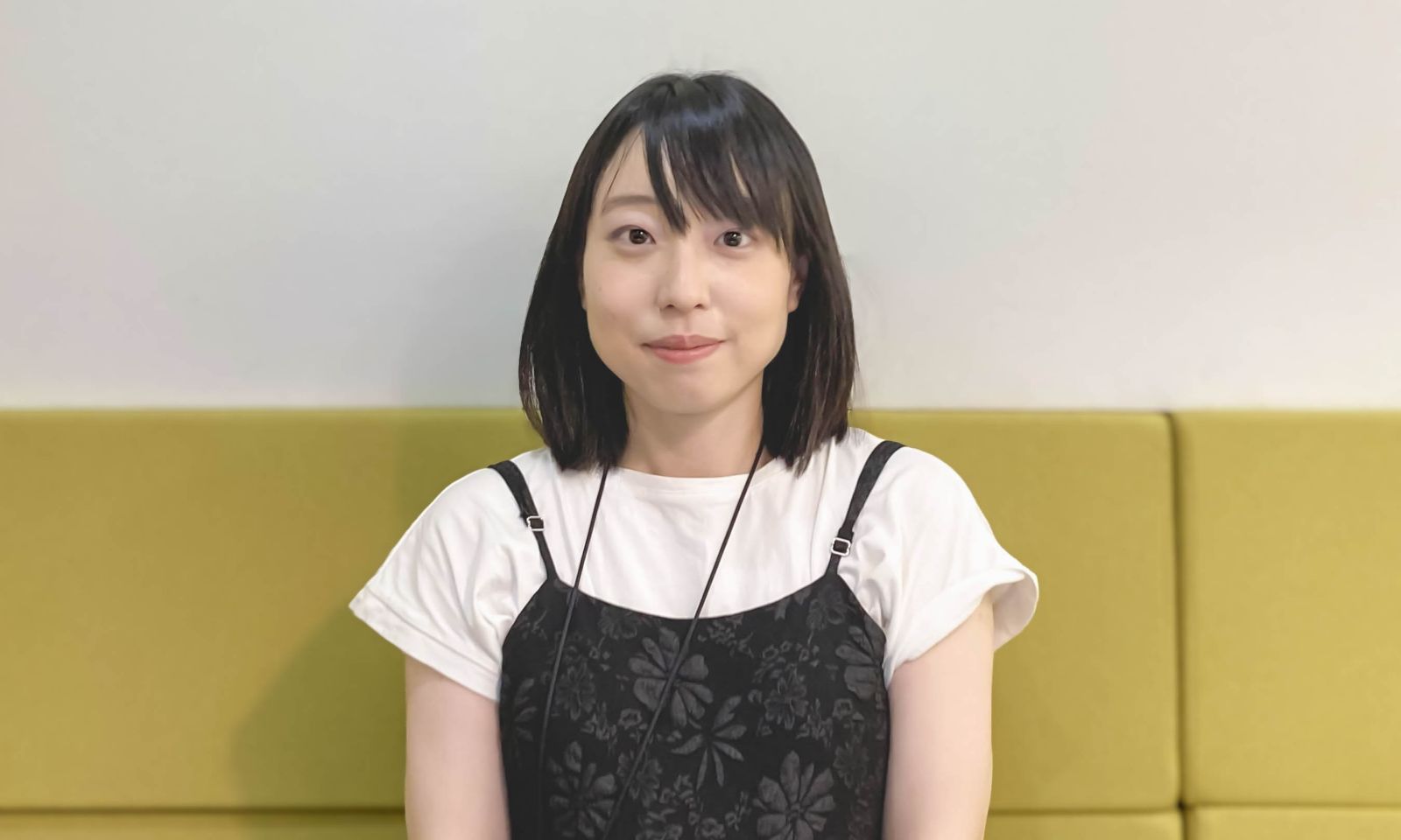 正面を向いて座っている濱田（はまだ）さん