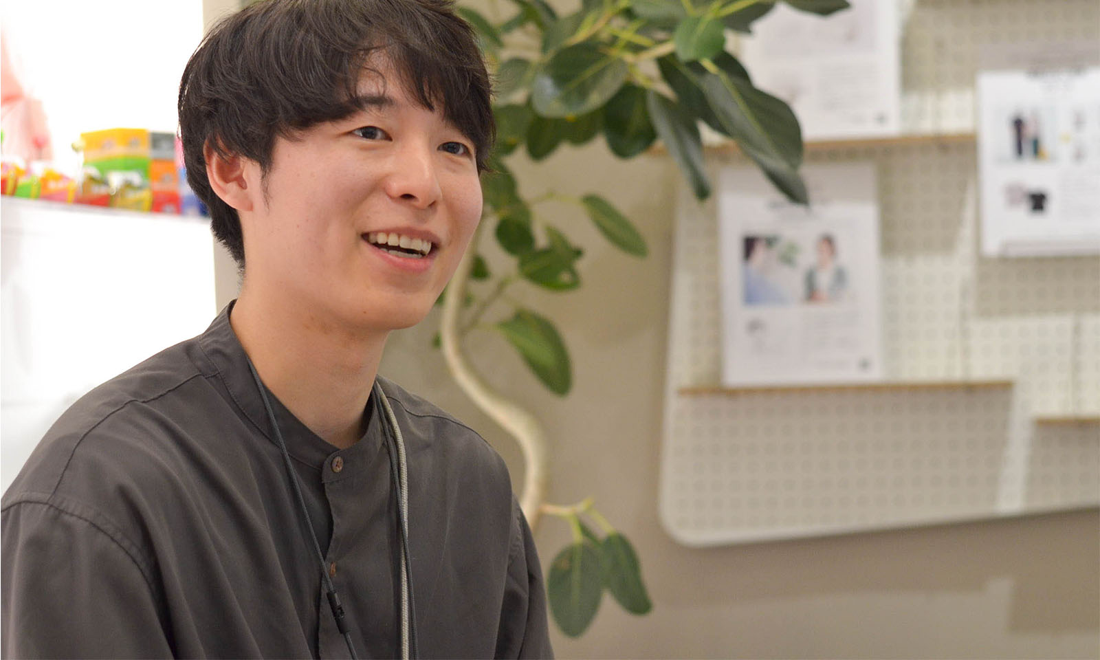 インタビューに笑顔で答える、カウネット商品企画担当の倉野さん