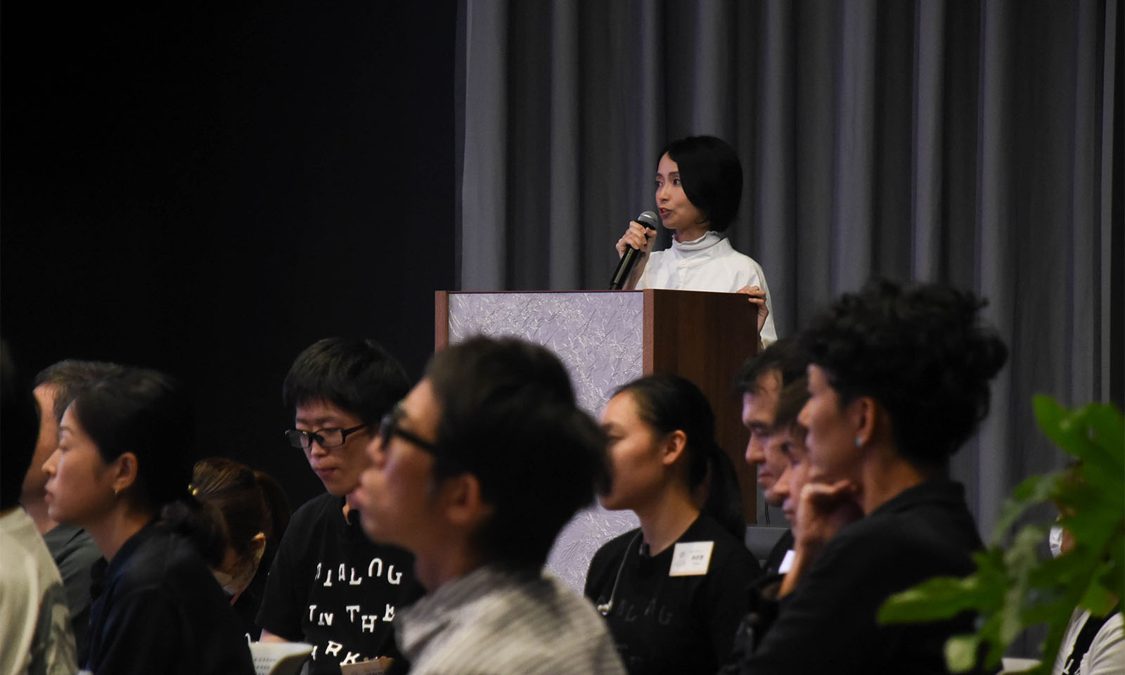 司会進行担当者が話している様子