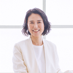 白いジャケットを着て笑顔の西村優子さんのプロフィール写真
