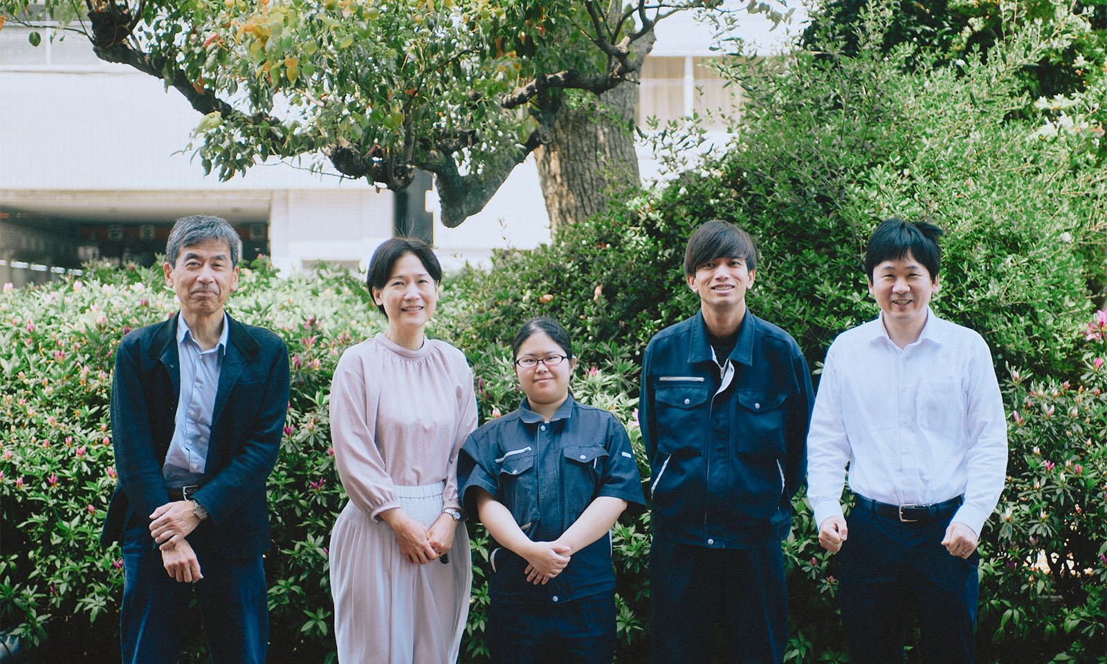 コクヨ本社の前で、インタビューを受けたメンバーが横一列に並んでいる様子