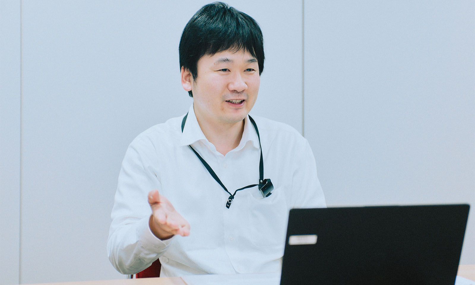 緊張しつつも、笑顔で、YouTubeチャンネルを開始した経緯や役割について語る白保（しらほ）さん