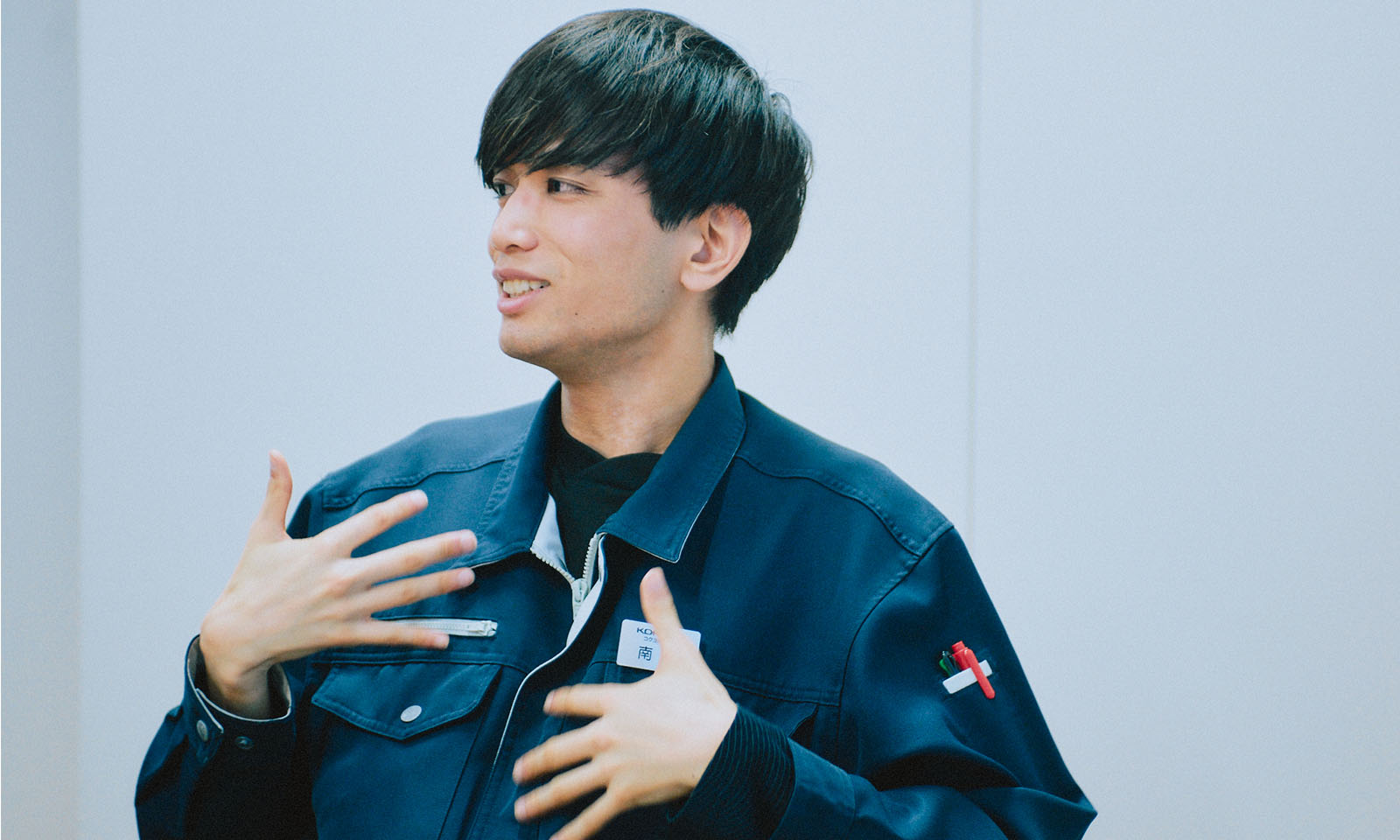 YouTubeチャンネルをきっかけに手話の普及につながったことを手話を使って答えている南部さん