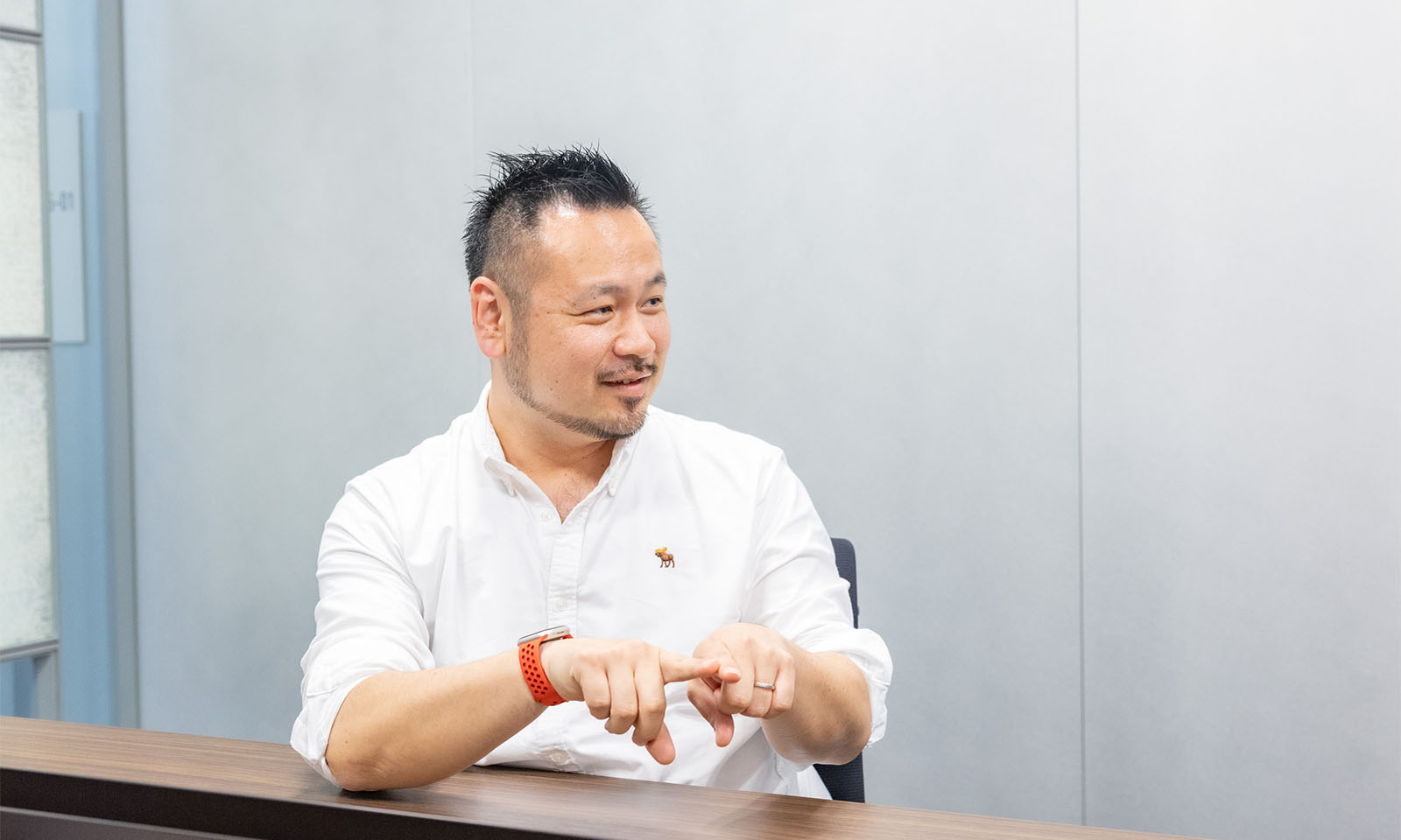 微笑みながら、インタビューに答える武田さん