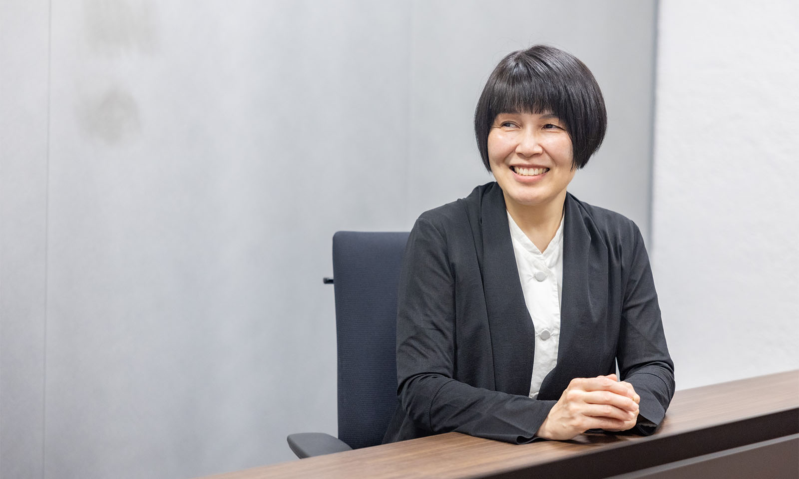 微笑みながら、インタビューに答える栗木さん