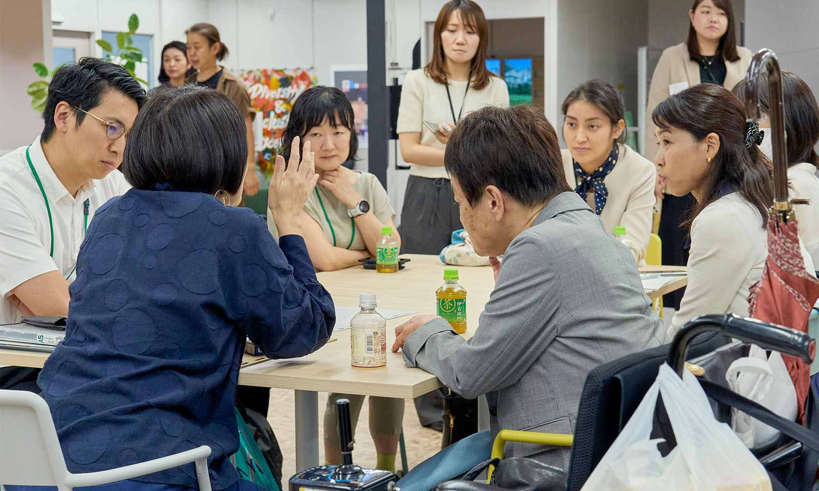 真剣な眼差しでコクヨの社員の話を聞く参加者たちの横顔