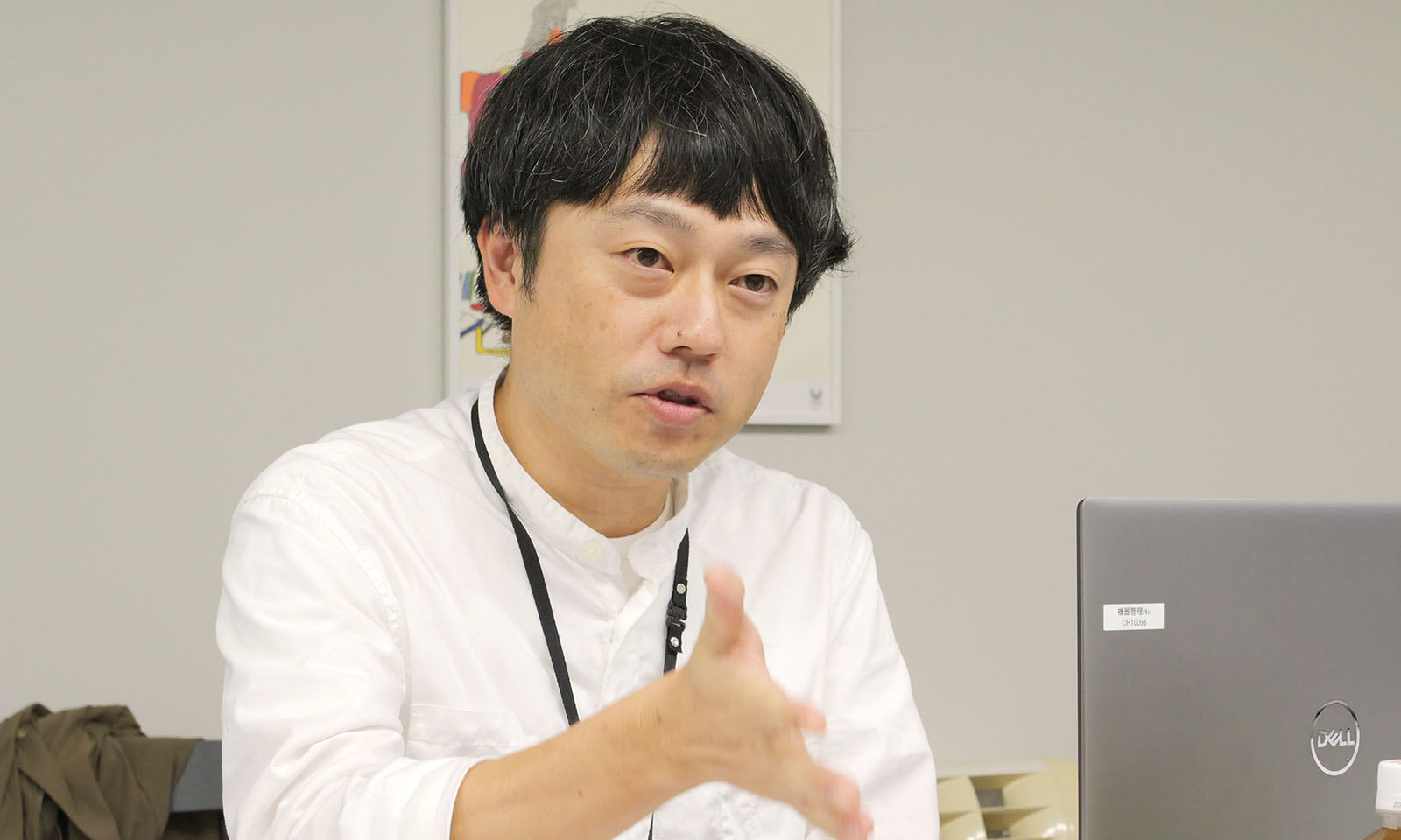 ALTはじまり。白いシャツを着たワークプレイス事業の林さんが、ワークショップを開催した経緯を説明している様子。ALTおわり