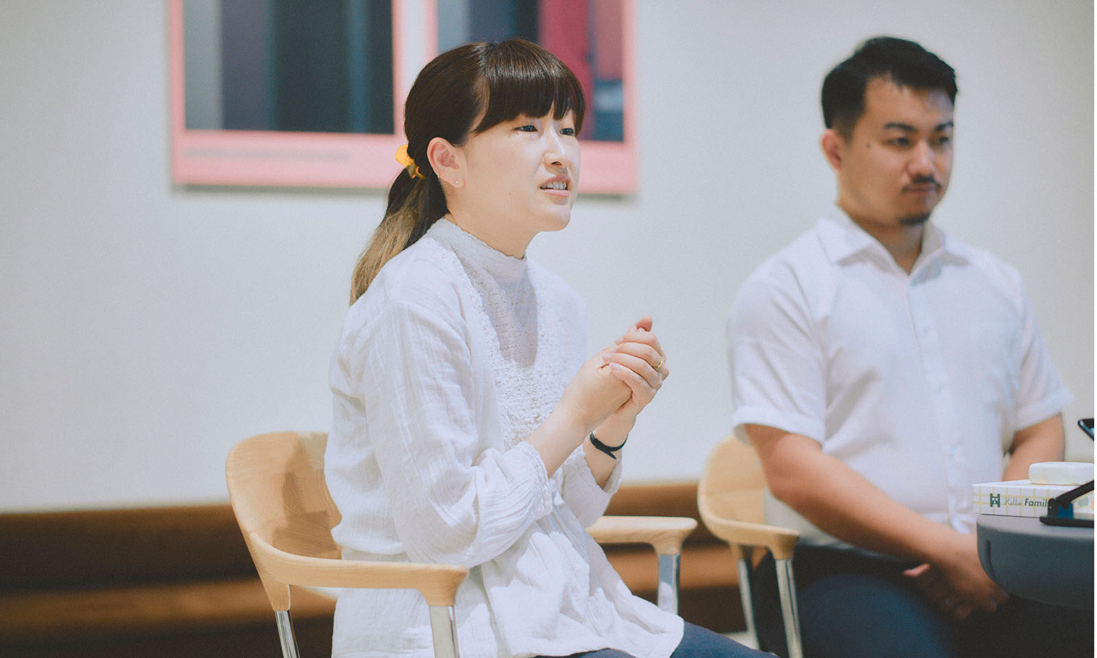 <ALT始まり>インタビューに答える横田さん。右手を左手で握るように包みながら、開発当時のことを思い出し語っている様子。<ALT終わり>