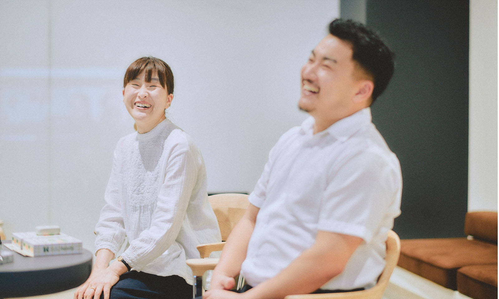 <ALT始まり>横田さんと中筋さんそれぞれが椅子に腰掛けながら笑い合っている様子。真剣なことも語りつつ、終始和やかに取材は進んだ。<ALT終わり>