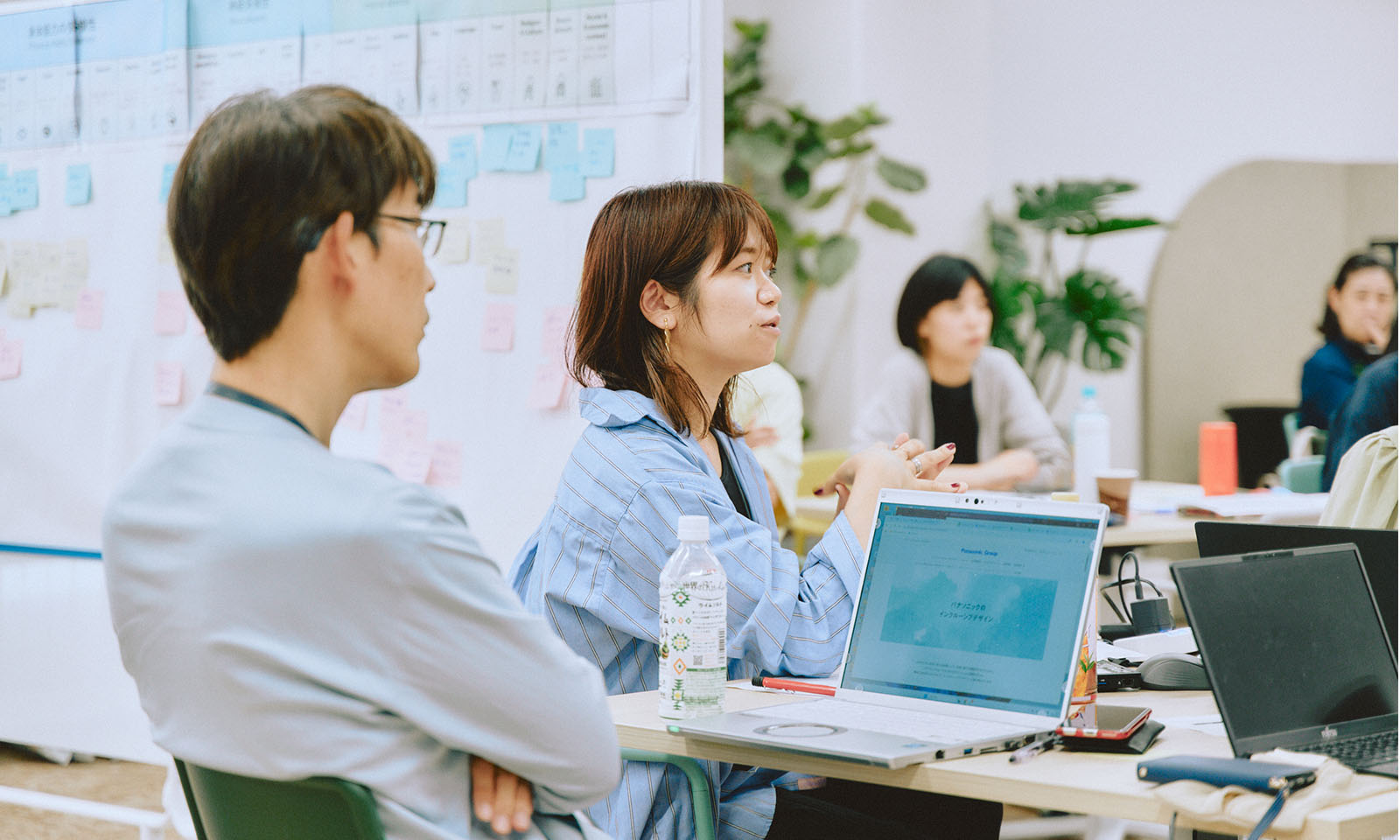 ALTはじまり。ブルーのシャツを着たコクヨの吉村さんは、今度は席に座って体験をみんなに語っている。周囲のコクヨ社員も吉村さんを真剣に見つめている。ALTおわり。