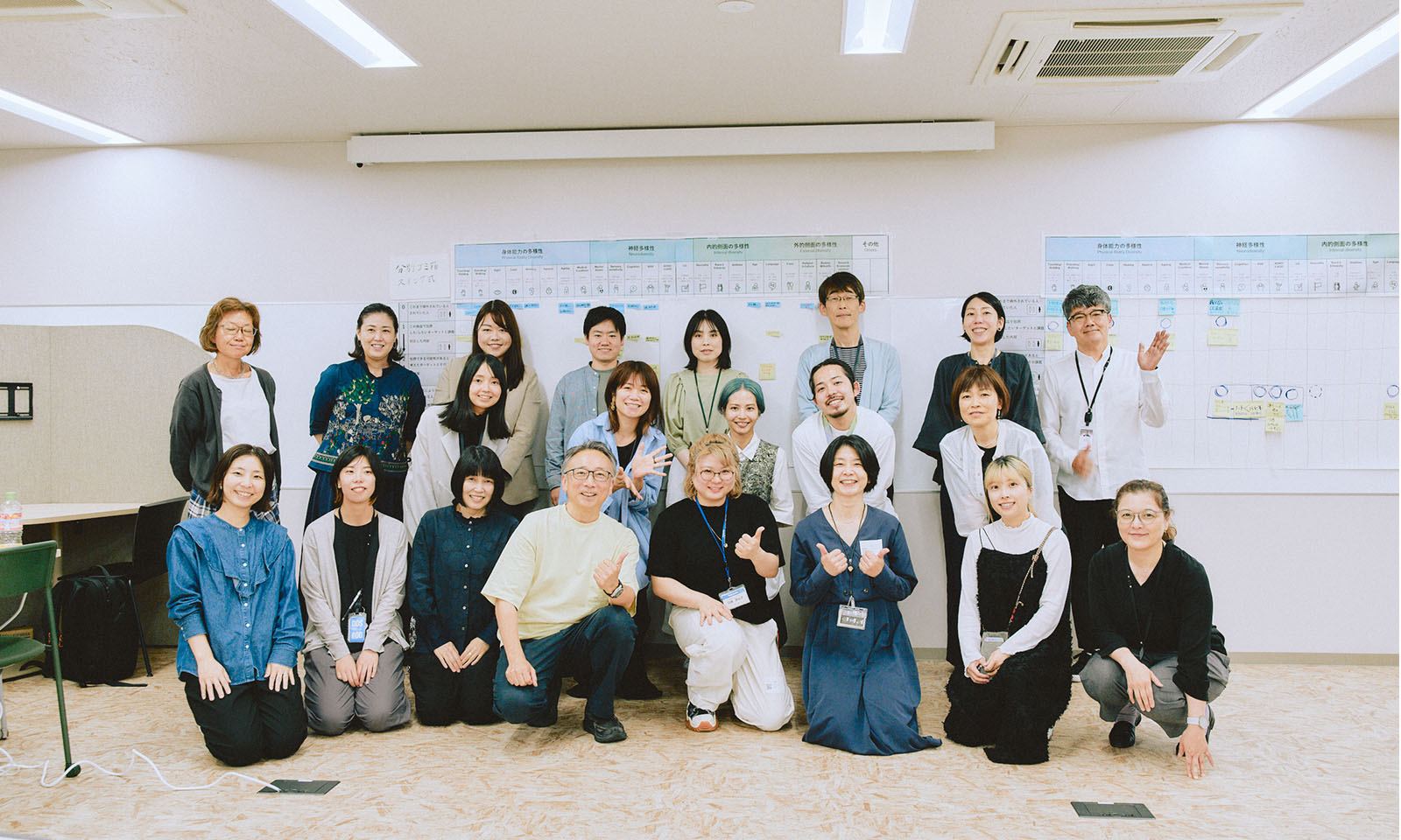 ALT：ALTはじまり。コクヨとパナソニックの当日参加した全員の集合社員。長時間のワークショップお疲れ様でした！みなさんいい表情をされています！ALTおわり。