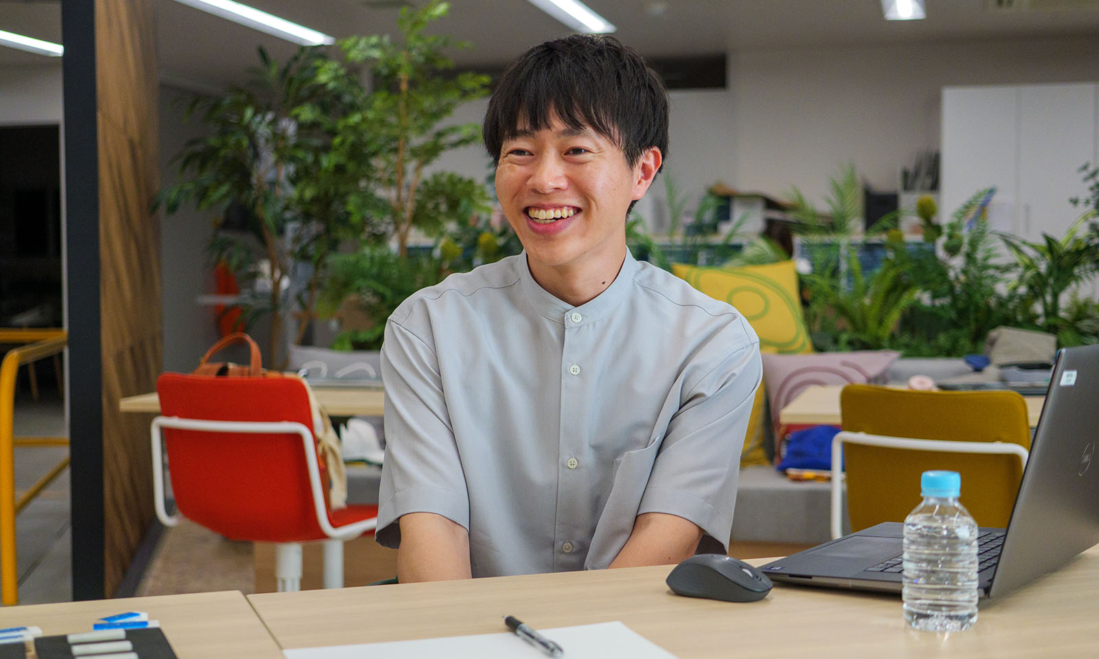 <ALT始まり>笑顔で、消しゴムの開発についてインタビューに答える吉岡さん<ALT終わり>