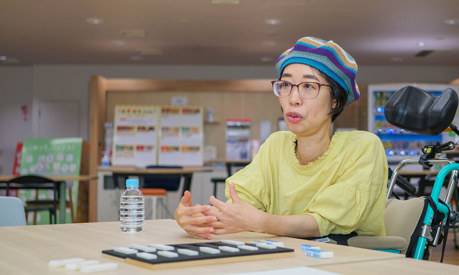 <ALT始まり>ワークショップに参加したリードユーザーの波子さん。明るい黄色いシャツとカラフルなベレー帽を被っている。<ALT終わり>