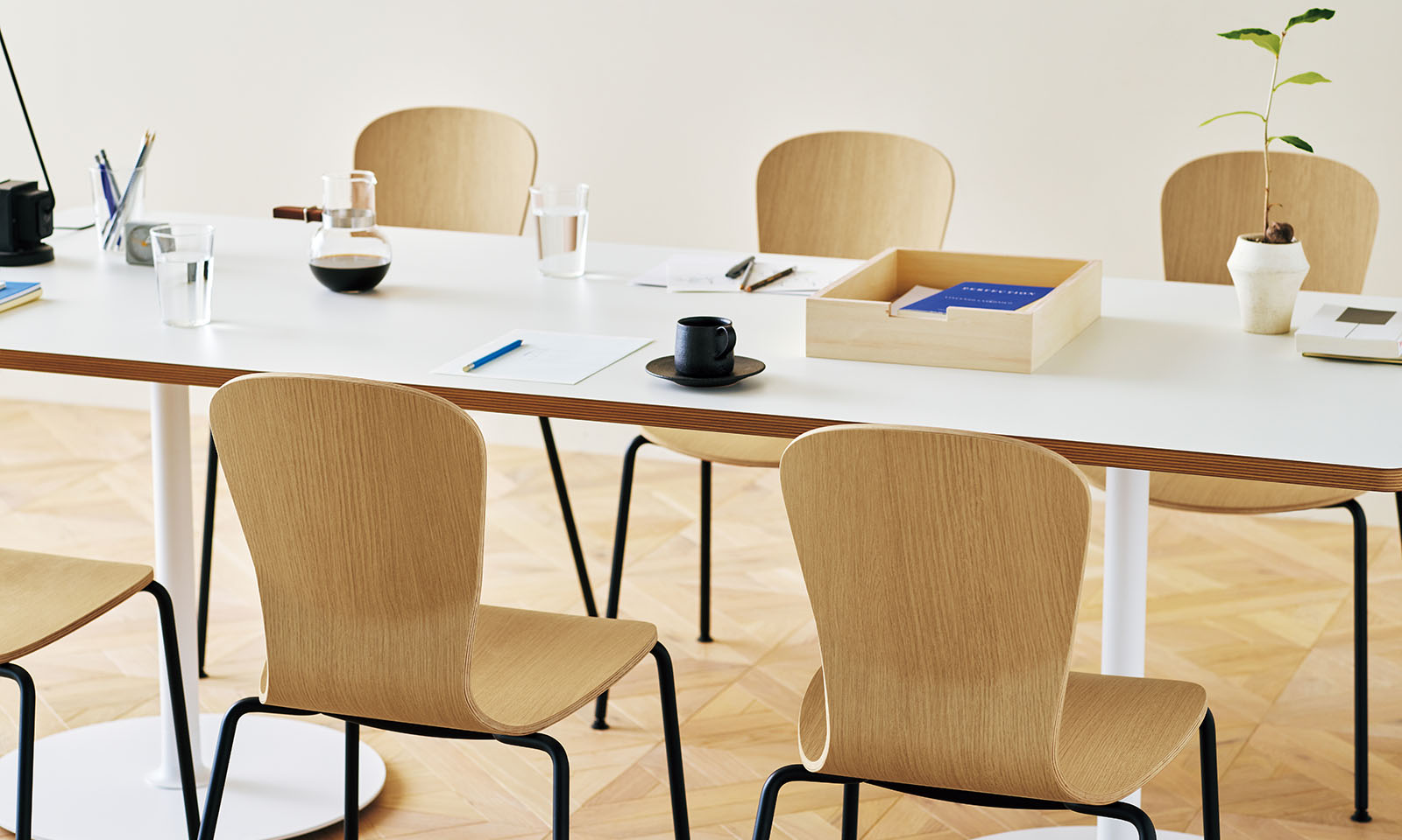 ALTはじまり。新製品のカフェチェアートスが6脚、長方形のテーブルを囲んで並んでいる。トスは木調の易しい雰囲気のイス。ALTおわり。