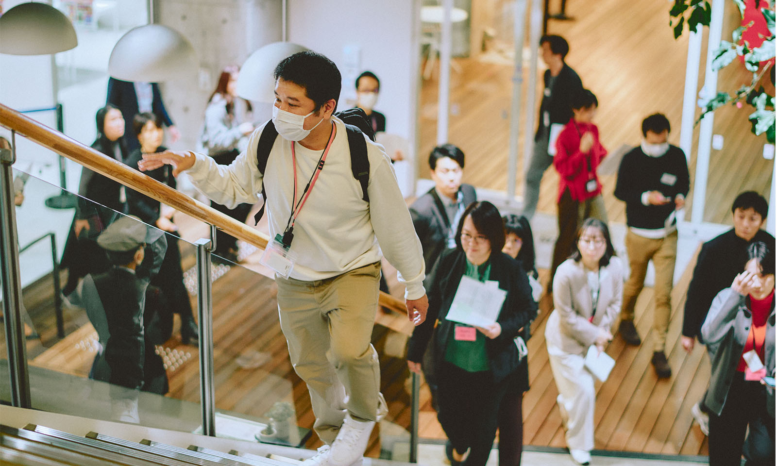 （ALT始まり）マスクをしたリードユーザーの男性、まさじまさんがグループメンバーと共に階段を登っている。（ALT終わり）