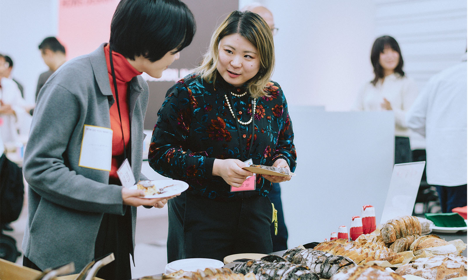 （ALT始まり）ケータリングを選びながら会話する参加者の様子。（ALT終わり）