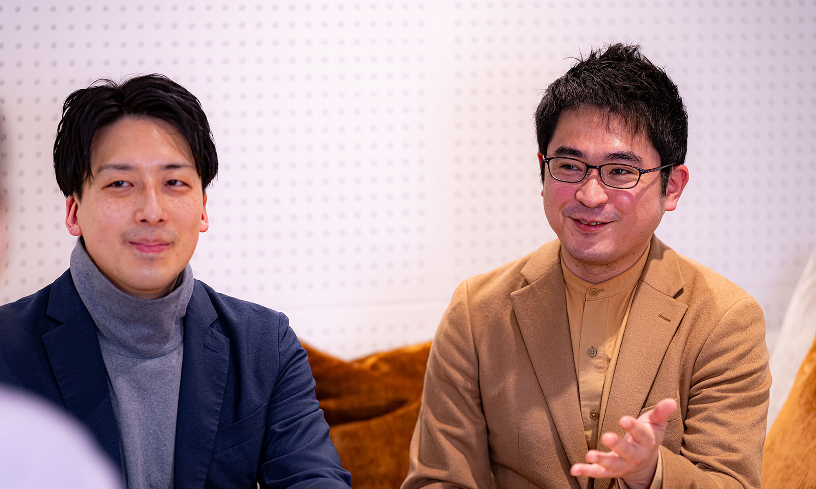 <ALT始まり>左に西村さん、右に佐藤さんが座り、明るい表情で、今後挑戦していきたいことを話している。<ALT終わり>