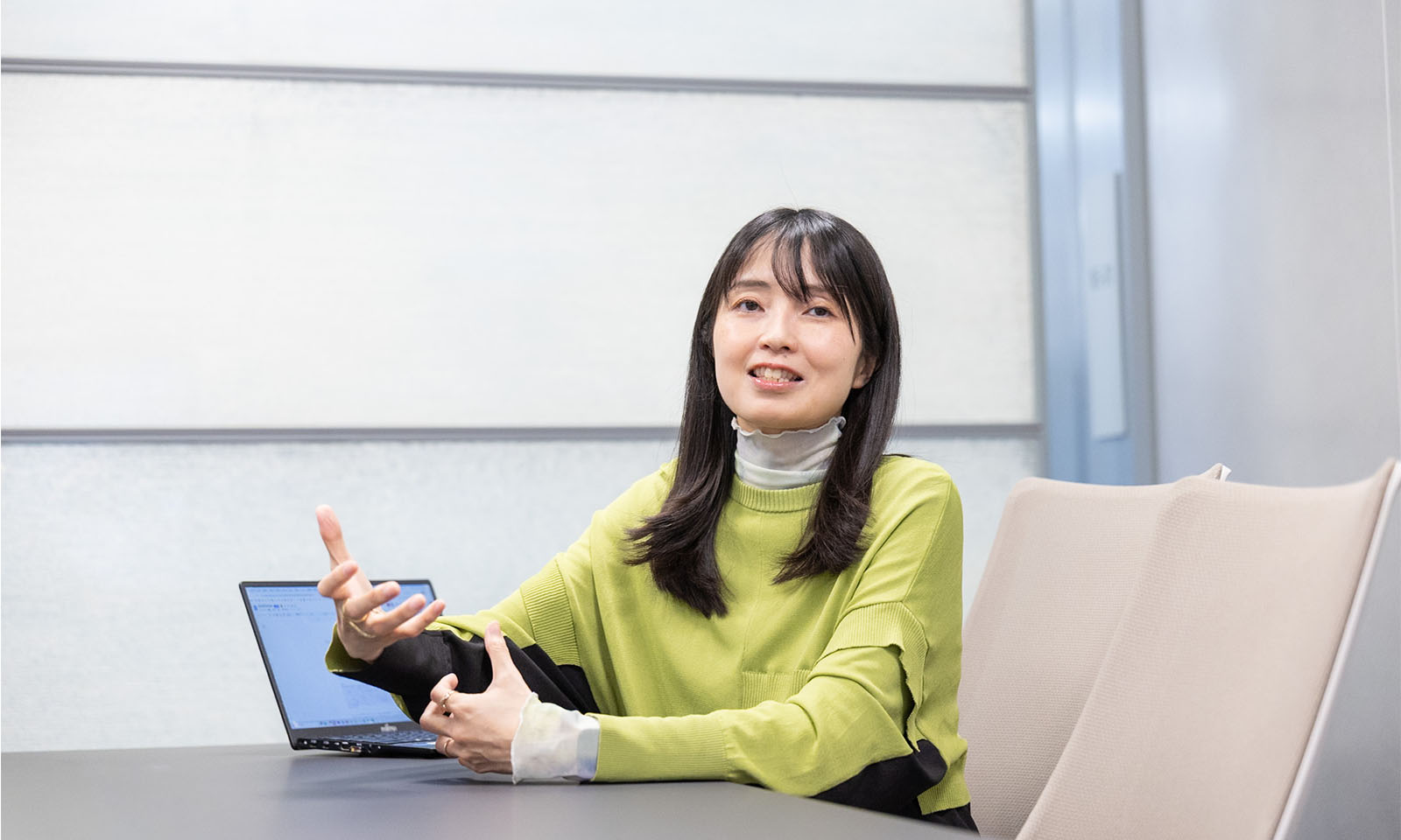 ALTはじまり。テーブルの前に座って説明している。ALTおわり。